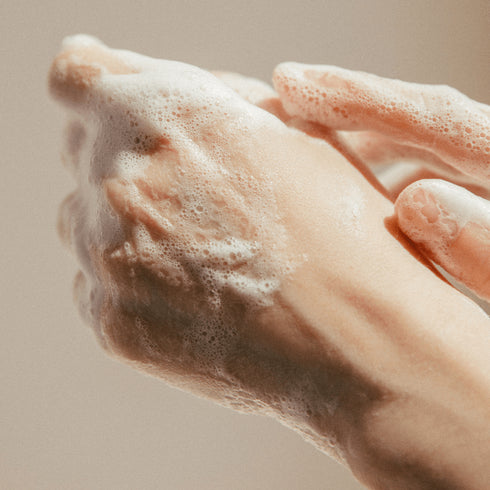 Spuma de curățare Aromatica cu tea tree reglează sebumul și previne apariția coșurilor. Clean beauty coreeană pentru piele sănătoasă și netedă.